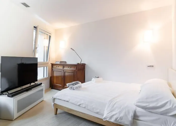 Eglise Catholique - Cosy And Bright In